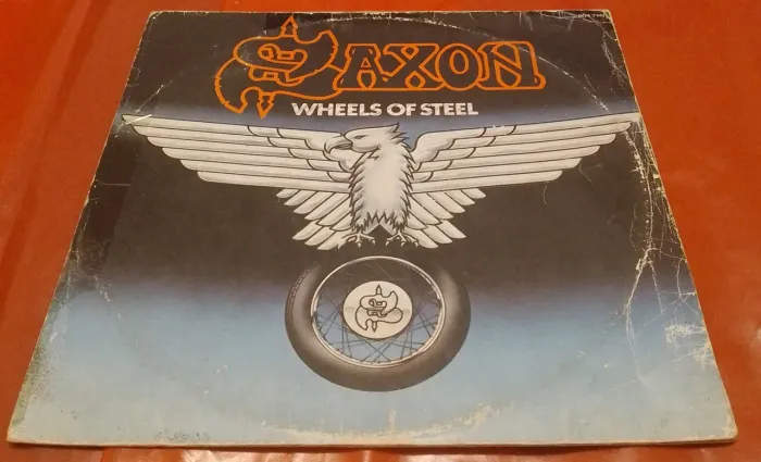 Saxon - Wheels Of Steel LP Disco Vinil (VG-/VG+)