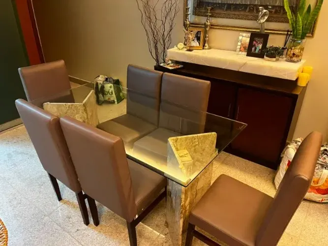Mesa de Jantar em Vidro e Mármore com 6 Cadeiras Estofadas