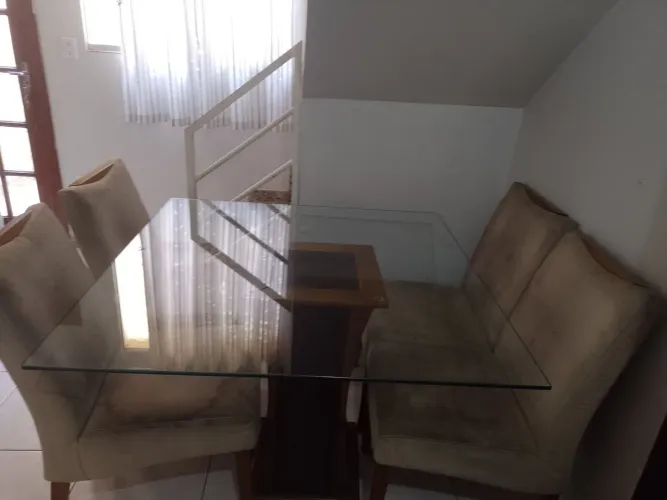 Mesa com 4 cadeiras
