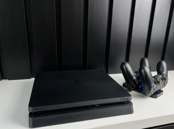 PS4 Slim + Watch Dogs 2+ Need for Speed + 2 Controles originais + Base de Carregamento!