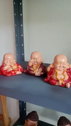 trio monges em gesso roupa vermelha