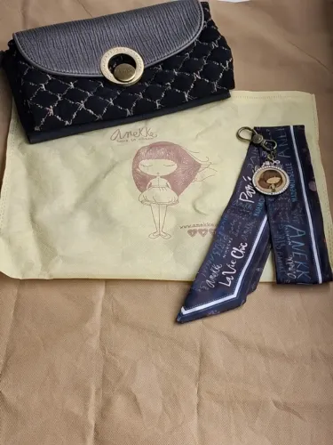 Bolsa da Marca Anekke em Paris com chaveiro e lenço 