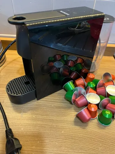 Cafeteira Nespresso Essenza Mini Preta + 20 capsulas