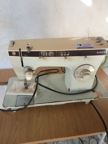 Vendo máquina de costura Singer c/ a mesa