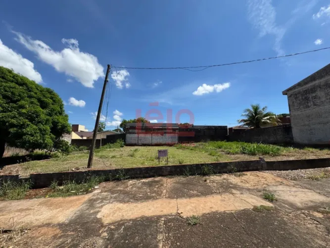 Terreno para alugar no Parque Palmeiras em Maringá, com 300 m² e 12 metros de frente