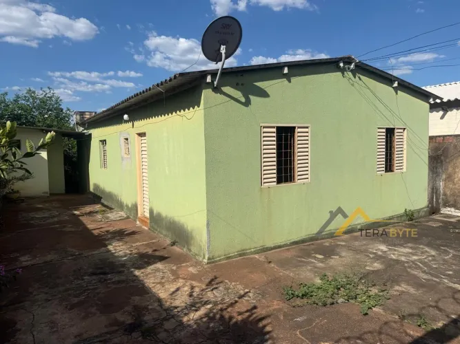 Casa à venda no Tancredo Neves, Goiânia. 3 quartos, suíte independente, terreno de 342 m²,