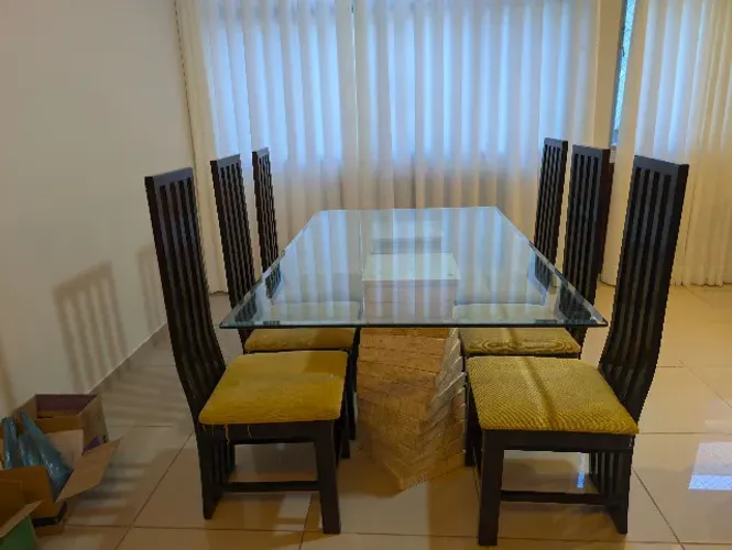 Mesa de jantar retangular de vidro (170x100cm) com pés de marmore e 6 cadeiras de madeira