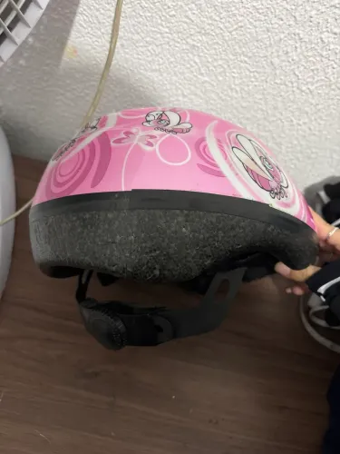 Capacete rosa com regulagem atrás semi novo