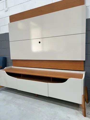 Rack com Painel MDF QUEIMA DE MOSTRUÁRIO 