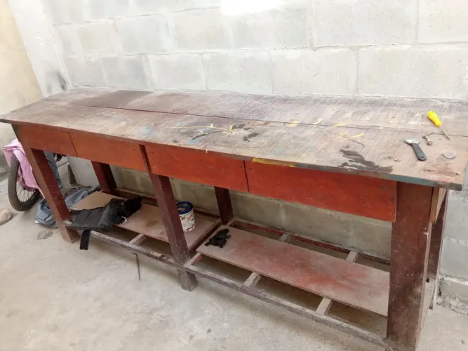 Mesa de madeira ivernizada