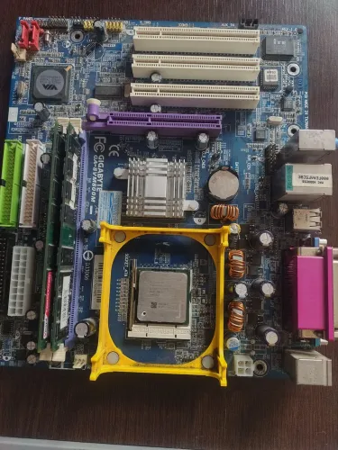 Placa mãe pc retro com Pentium 4 2.8ghz e 1 GB de ram ddr1