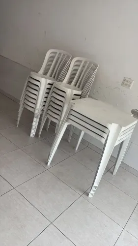 Mesas e cadeiras plásticas usadas