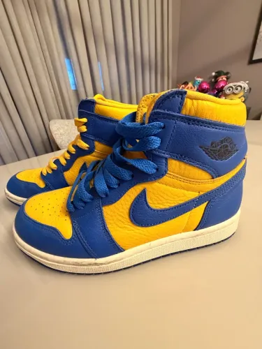 Nike Air Jordan 1 High - Tam. 35