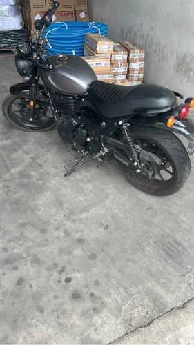 Vendo moto customizada Royal Enfild