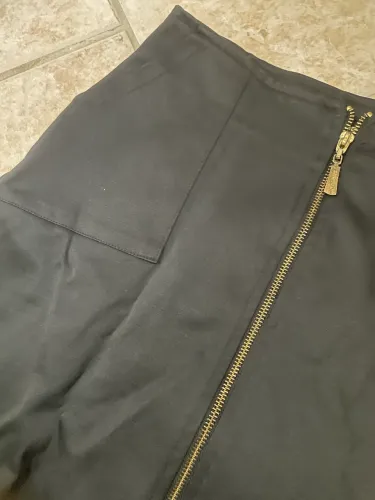Saia preta com zíper