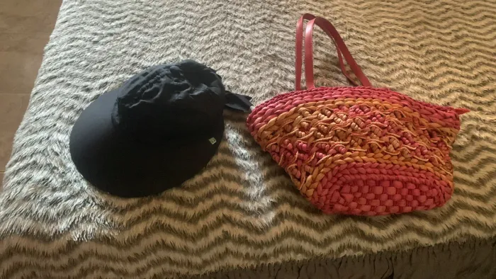 Bolsa para praia + chapéu  semi- novos