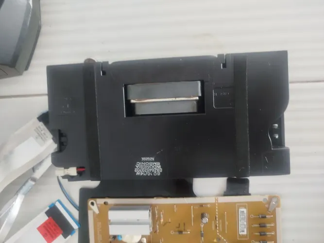 Vende-se uma placa de tv LG toda boa completa