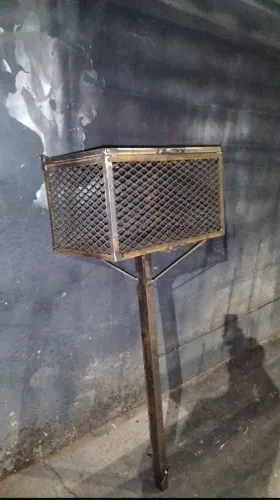 Vendo uma excelente lixeira de ferro , 