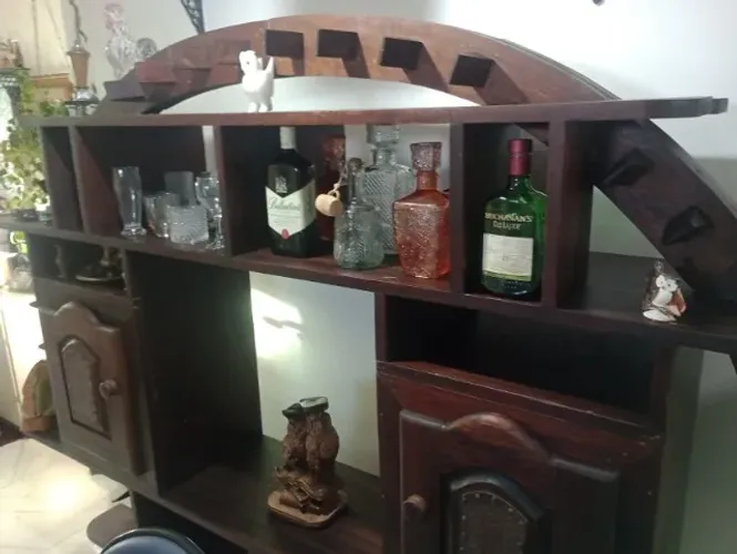 Estante Única com qse 200 anos em formato de Roda D'água