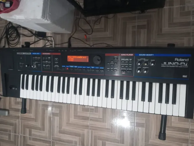Vendo Teclado sintetizador Roland JUNO-DI portátil em perfeito estado. 