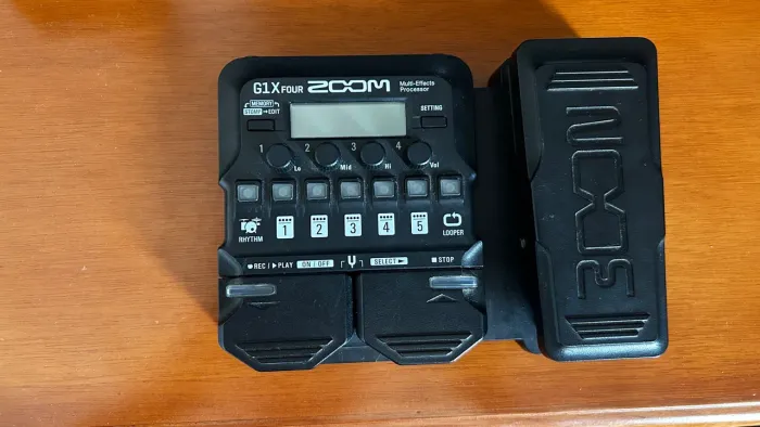 Pedaleira zoom G1X four