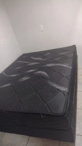 Vendo Cama com Colchão - Confortável e em Ótimo Estado