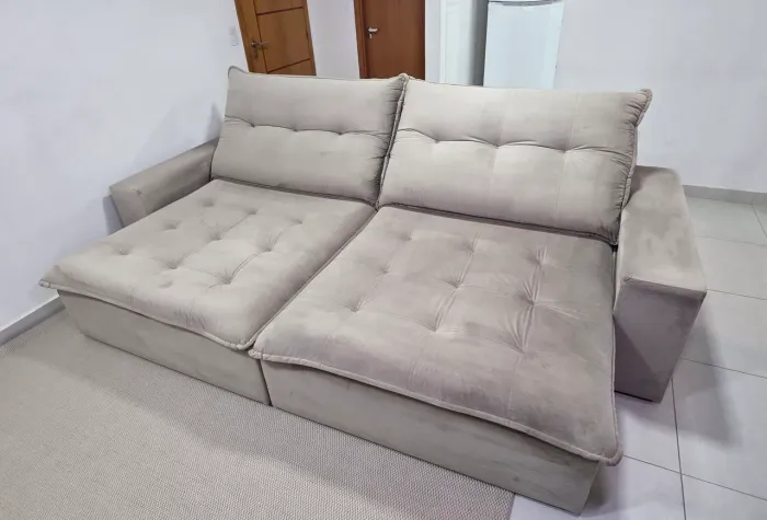 Sofá luxo máximo conforto. Requinte e imponência. Perfeito para momentos na sala de casa.