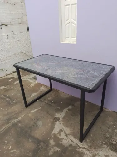 Mesa com o tampo de porcelanato 