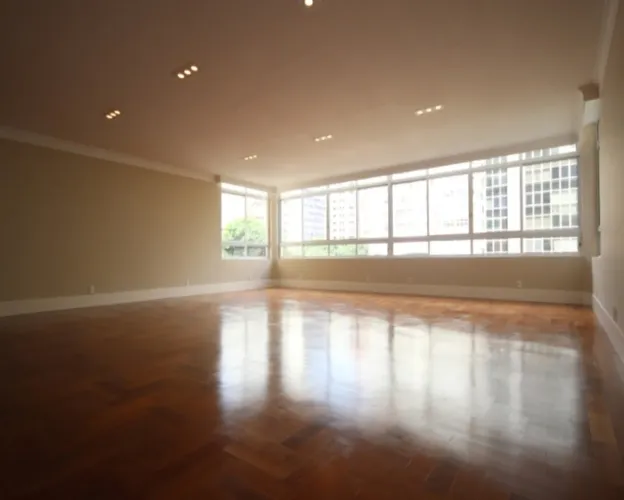 Lindo apto reformado - 4 suites sendo 2 com closet. 3 vagas - 440m² - localização excelent