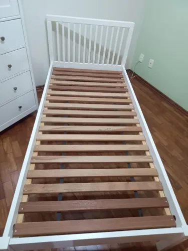 Cama de solteiro em madeira cor branca