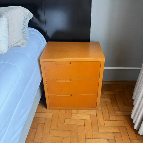 Mesa de cabeceira madeira maciça