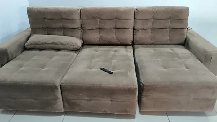 Sofá retrátil 2,80, usado de molas, material excelente, só precisa dar uma boa lavada.