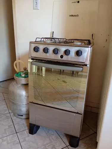 Fogão com 4 botas usado está bom as bocas e o forno