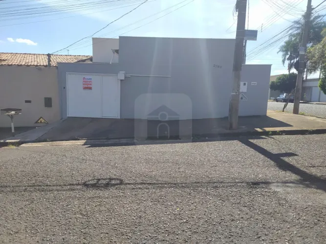 Casa para locação e venda no bairro Daniel Fonseca