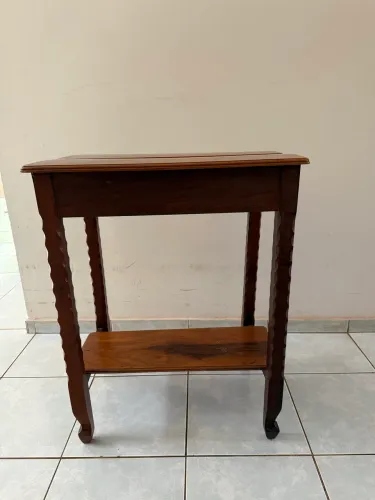 Mesa Aparador em Madeira - Clássica, Resistente e em Excelente Estado