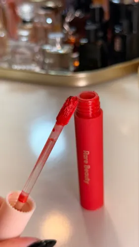 batom matte lip souffle da rare beauty by selena gomez