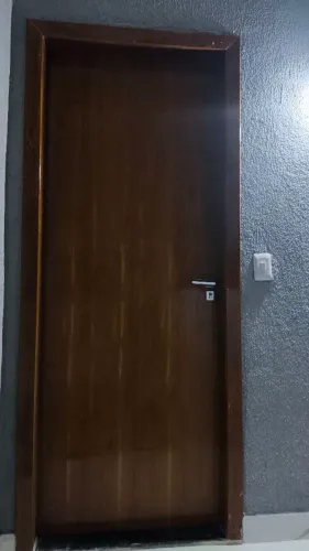 Alugo kitnet modelo apartamento 1 quarto com armário na cozinha banheiro com box chuveiro.
