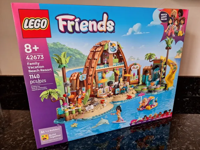LEGO Friends 42673 - Family Vacation Beach Resort (1140 peças) - Novo/Lacrado