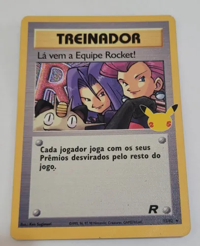 Lá vem a Equipe Rocket 15/82 - Carta Pokémon 25 Anos - Original