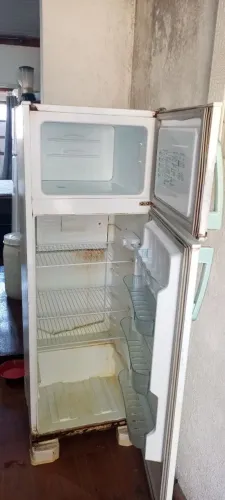 Geladeira Esmaltec RCD33 é um refrigerador duplex de 276 litros Cycle Defrost