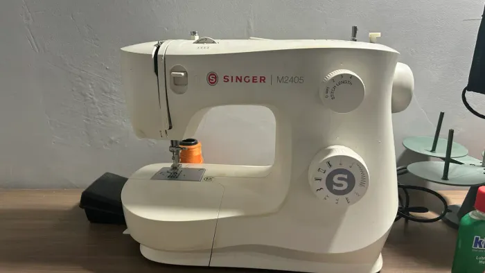 Máquina de Costura Singer M2405 - Doméstica