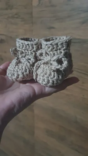 sapatinho de crochê feito a mão para recém nascido