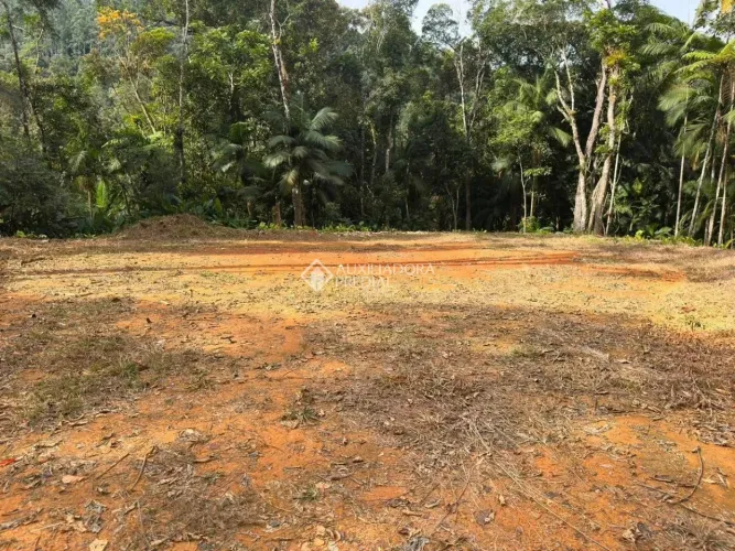 Sítio com cachoeira