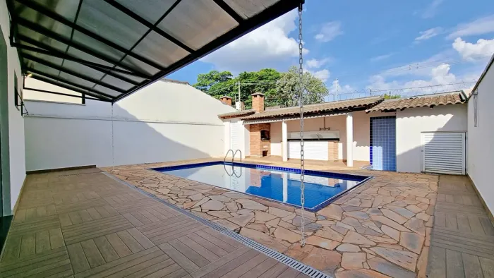CASA ELEGANTE! 3 suítes, uma delas no térreo, quintal grande c/ piscina. Residencial Lago