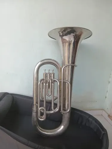 Venda de Tuba 4/4 Weril, três pistos, em dó.