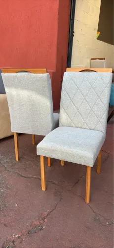 Cadeiras estofadas de madeira