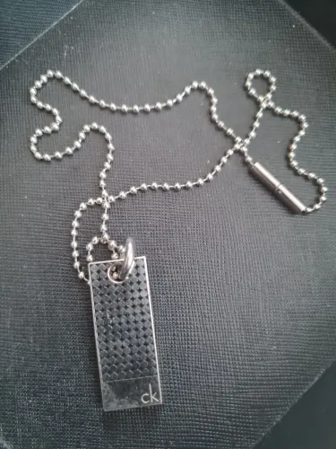 Colar masculino Calvin Klein estilo tag ou placa.
