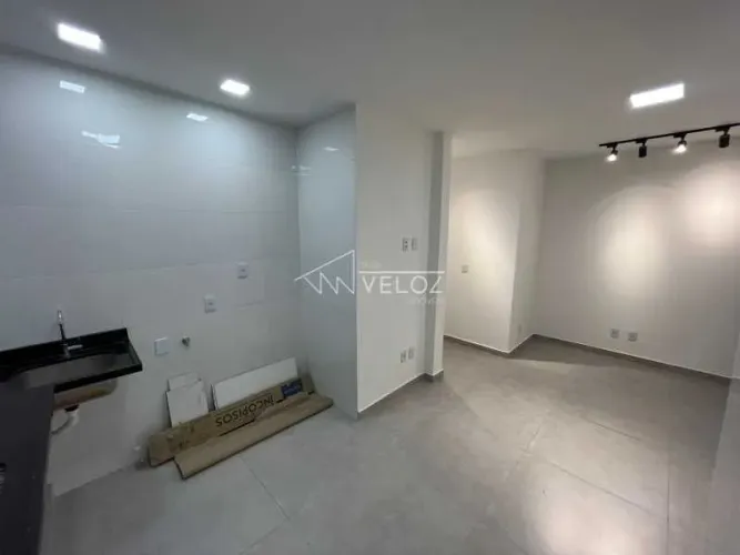Kitnet/Conjugado : / Residencial / Centro