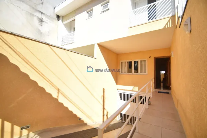 Sobrado Tríplex 220m², seminovo, planejado, cômodos grandes,3Suítes,Quintal,4 Vagas! Vila 