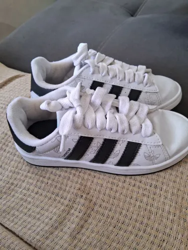 Tenis adidas 33
